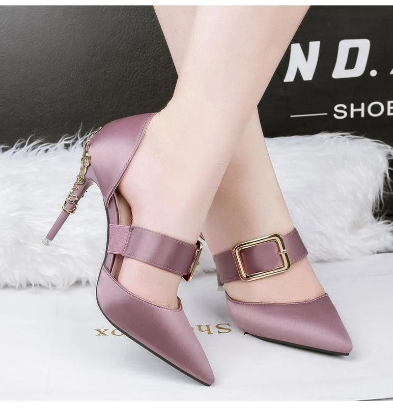 SATIN PUMP WITH GOLD DETAIL